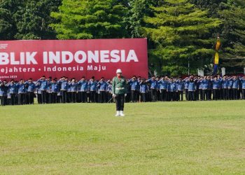 Komandan Upacara Letkol Cpm Sundoro memimpin jalannya peringatan HUT ke-80 Kemerdekaan RI di halaman Kantor Gubernur Jambi, Minggu (17/8/2025). (Dok.Nahar)
