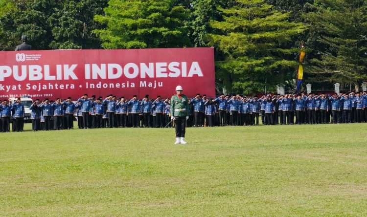 Komandan Upacara Letkol Cpm Sundoro memimpin jalannya peringatan HUT ke-80 Kemerdekaan RI di halaman Kantor Gubernur Jambi, Minggu (17/8/2025). (Dok.Nahar)