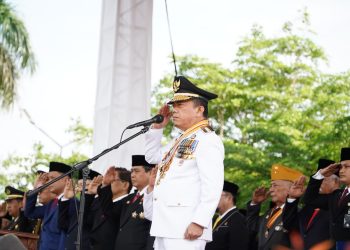 Gubernur Jambi Al Haris memberi hormat saat memimpin upacara peringatan HUT ke-80 Kemerdekaan Republik Indonesia di Lapangan Kantor Gubernur Jambi, Minggu (17/8/2025).(Dok.Erit Kominfo)