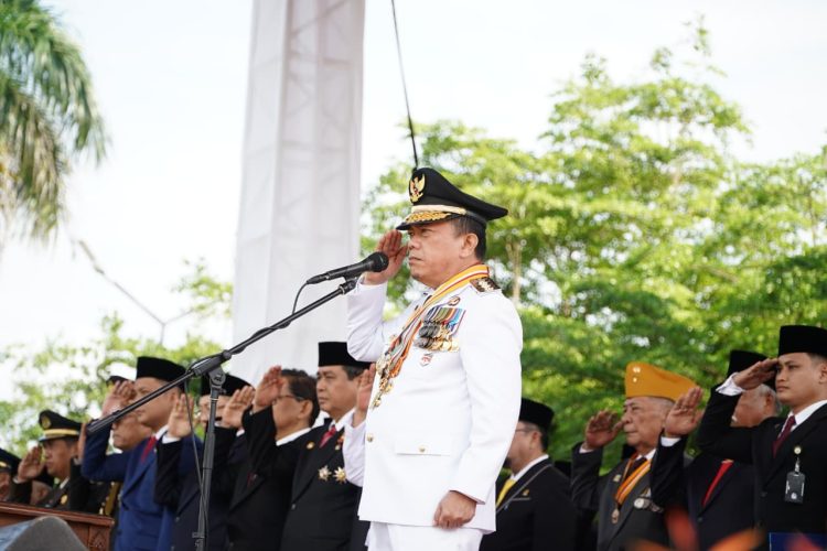 Gubernur Jambi Al Haris memberi hormat saat memimpin upacara peringatan HUT ke-80 Kemerdekaan Republik Indonesia di Lapangan Kantor Gubernur Jambi, Minggu (17/8/2025).(Dok.Erit Kominfo)