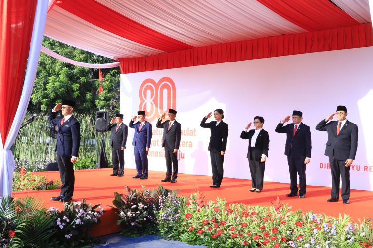 Ketua Dewan Komisioner OJK Mahendra Siregar memimpin upacara peringatan HUT ke-80 Kemerdekaan Republik Indonesia di Lapangan Banteng, Jakarta, Minggu (17/8/2025). (Dok.Humas OJK Jambi)