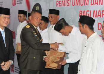Danrem 042/Gapu Brigjen TNI Heri Purwanto menyerahkan remisi secara simbolis kepada warga binaan di Lapas Kelas IIA Jambi pada peringatan HUT ke-80 RI, Sabtu (17/8/2025). (Dok. Nahar)