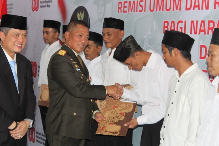 Danrem 042/Gapu Brigjen TNI Heri Purwanto menyerahkan remisi secara simbolis kepada warga binaan di Lapas Kelas IIA Jambi pada peringatan HUT ke-80 RI, Sabtu (17/8/2025). (Dok. Nahar)