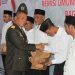 Danrem 042/Gapu Brigjen TNI Heri Purwanto menyerahkan remisi secara simbolis kepada warga binaan di Lapas Kelas IIA Jambi pada peringatan HUT ke-80 RI, Sabtu (17/8/2025). (Dok. Nahar)