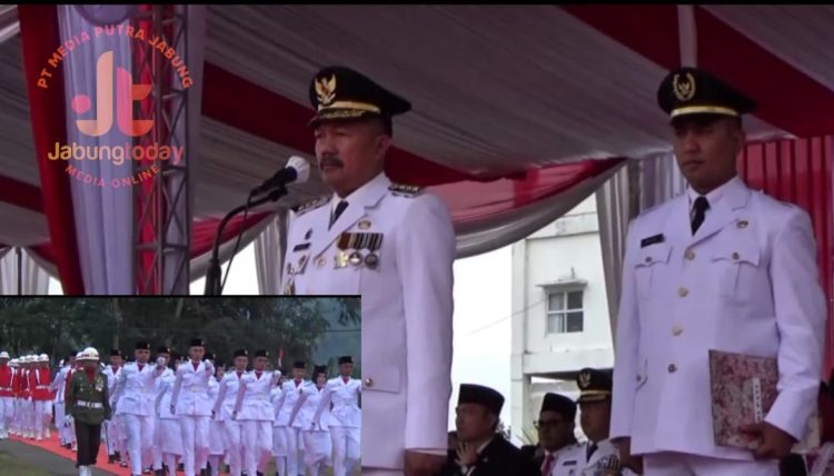 Bupati Kerinci Monadi memimpin upacara peringatan HUT ke-80 Kemerdekaan RI di Lapangan Kantor Bupati Kerinci, Bukit Tengah, Siulak, Minggu (17/8/2025). (Dok.Yola)