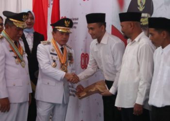Gubernur Jambi Al Haris menyerahkan remisi secara simbolis kepada warga binaan di Lapas Kelas IIA Jambi pada peringatan HUT ke-80 Kemerdekaan RI, Minggu (17/8/2025). (Dok.Nahar)