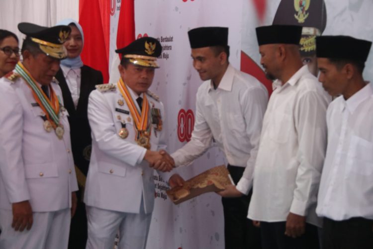 Gubernur Jambi Al Haris menyerahkan remisi secara simbolis kepada warga binaan di Lapas Kelas IIA Jambi pada peringatan HUT ke-80 Kemerdekaan RI, Minggu (17/8/2025). (Dok.Nahar)
