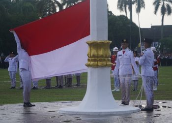 Paskibraka menurunkan Sang Merah Putih dalam upacara penurunan bendera HUT RI ke-80 di Halaman Kantor Gubernur Jambi, Sabtu (17/8/2025). (Dok.Nahar)