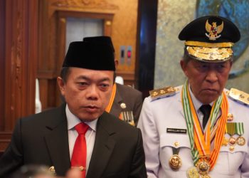 Gubernur Jambi Al Haris bersama Wakil Gubernur Abdullah Sani sat memeberi keterangan usai upacara penurunan bendera HUT ke-80 RI di Kantor Gubernur Jambi. (Dok.Nahar)
