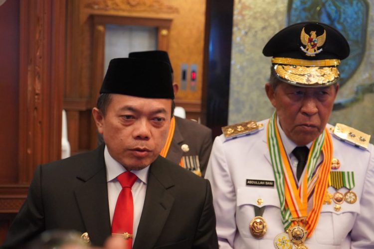 Gubernur Jambi Al Haris bersama Wakil Gubernur Abdullah Sani sat memeberi keterangan usai upacara penurunan bendera HUT ke-80 RI di Kantor Gubernur Jambi. (Dok.Nahar)