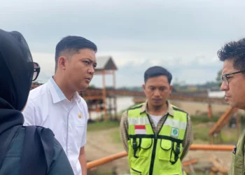 Ketua DPRD Provinsi Jambi, M. Hafiz (kanan), berdialog dengan perwakilan manajemen PT Usaha Mitra Batanghari saat sidak di lokasi stockpile batu bara di Talang Duku, Kabupaten Muarojambi, Selasa (19/8/2025). (Dok.Stepanus)
