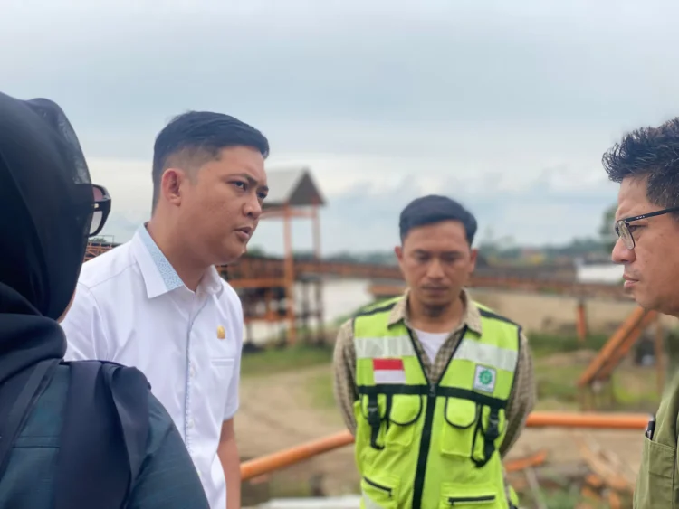 Ketua DPRD Provinsi Jambi, M. Hafiz (kanan), berdialog dengan perwakilan manajemen PT Usaha Mitra Batanghari saat sidak di lokasi stockpile batu bara di Talang Duku, Kabupaten Muarojambi, Selasa (19/8/2025). (Dok.Stepanus)