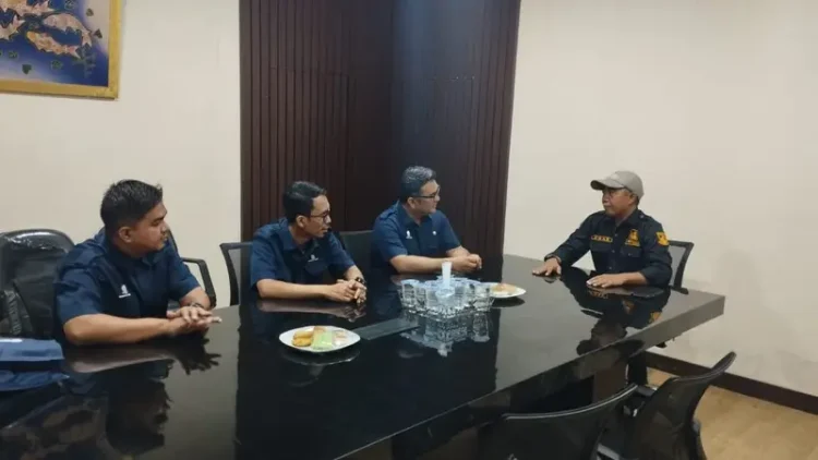 Sekretaris Dinsos Kota Jambi, Edriansyah (kedua kanan) berdiskusi dengan Direktur UT Jambi, Rahmaddian (kedua kiri), dalam pertemuan kerja sama program beasiswa KIP Kuliah di Kantor Dinsos Kota Jambi, Selasa (19/8/2025). (Dok.Stepanus)