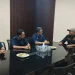 Sekretaris Dinsos Kota Jambi, Edriansyah (kedua kanan) berdiskusi dengan Direktur UT Jambi, Rahmaddian (kedua kiri), dalam pertemuan kerja sama program beasiswa KIP Kuliah di Kantor Dinsos Kota Jambi, Selasa (19/8/2025). (Dok.Stepanus)