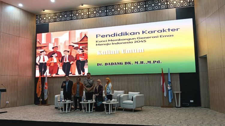 Kasubdit Bintibsos Ditbinmas Polda Jambi, AKBP Dr. Dadang Djoko Karyanto (tengah), bersama jajaran Pascasarjana Universitas Jambi dalam kuliah umum bertajuk Pendidikan Karakter di Gedung Pascasarjana UNJA, Kamis (21/8/2025). (Dok.Nahar)