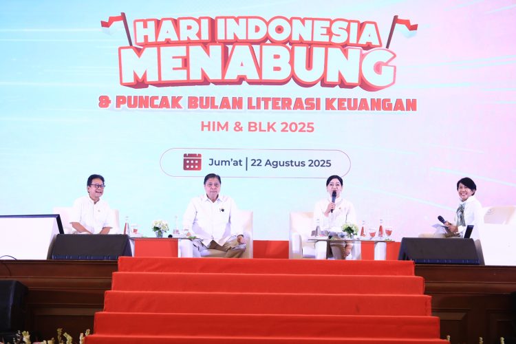 Menko Perekonomian Airlangga Hartarto bersama Wakil Ketua Dewan Komisioner OJK Mirza Adityaswara, Kepala Eksekutif OJK Friderica Widyasari Dewi, dan Gubernur Jawa Barat Dedi Mulyadi dalam acara Hari Indonesia Menabung dan Puncak Bulan Literasi Keuangan 2025 di Gedung Dhanapala, Jakarta, Jumat (22/8/2025)(dok. Humas OJK Jambi)