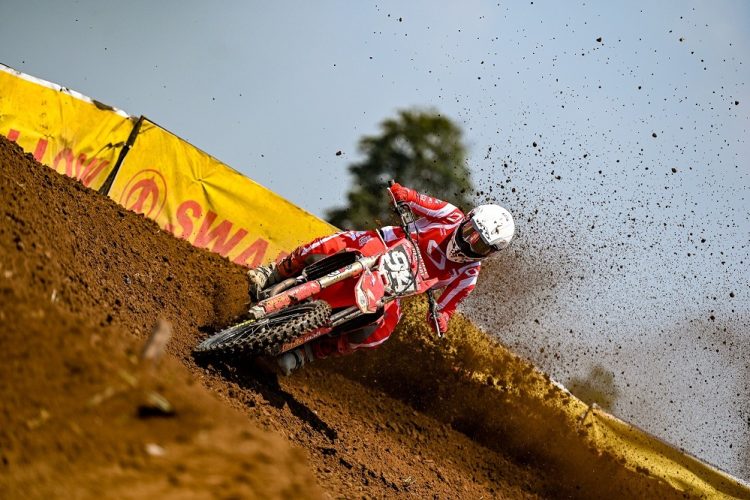 Crosser muda Astra Honda Racing Team, Arsenio Algifari, beraksi di lintasan motocross Wonosobo, Jawa Tengah.(dok. Sisnsen)