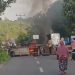 Warga memblokir jalan nasional Kerinci–Bangko di Desa Pulau Pandan, Kabupaten Kerinci, dengan membakar ban dan memasang barikade kayu, Jumat (22/8/2025). (Dok. Warga)