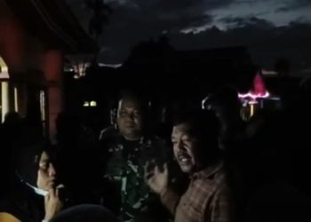 Bupati Kerinci Monadi bersama jajaran TNI dan Polri melakukan mediasi dengan warga Pulau Pandan hingga pemblokiran jalan nasional Kerinci–Jambi dibuka kembali, Jumat (22/8/2025) malam.(dok. Yola)