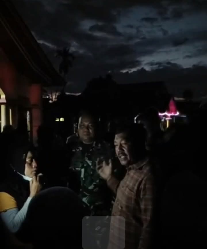 Bupati Kerinci Monadi bersama jajaran TNI dan Polri melakukan mediasi dengan warga Pulau Pandan hingga pemblokiran jalan nasional Kerinci–Jambi dibuka kembali, Jumat (22/8/2025) malam.(dok. Yola)