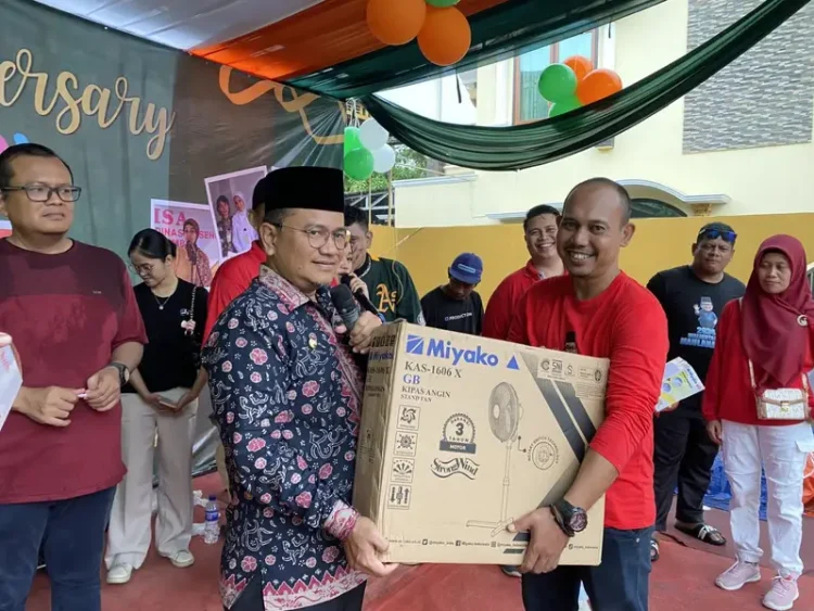 Wali Kota Jambi, Maulana, menyerahkan doorprize kepada peserta dalam perayaan HUT ke-17 RSIA ANNISA di Kota Jambi, Sabtu (23/8/2025). (Dok.Yola)