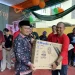 Wali Kota Jambi, Maulana, menyerahkan doorprize kepada peserta dalam perayaan HUT ke-17 RSIA ANNISA di Kota Jambi, Sabtu (23/8/2025). (Dok.Yola)