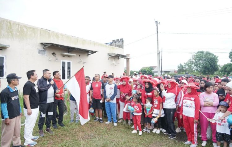 Ketua DPRD Kota Jambi Kemas Faried Alfarelly bersama Kapolresta Jambi Kombes Pol Boy Sutan Binanga Siregar melepas peserta jalan santai dalam rangka HUT ke-80 RI di Teratai Jaya, Kota Jambi, Minggu (24/8/2025). (Dok. Daus)