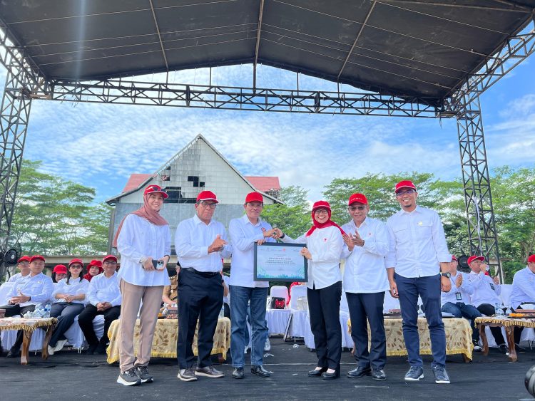 Rektor Universitas Jambi Prof. Dr. Helmi bersama Kepala OJK Jambi Yan Iswara Rosya menerima piagam Rekor MURI pada penutupan PKKMB 2025 di Jambi, Senin (25/8/2025).(Dok.Daus)
