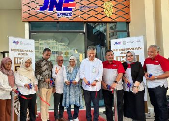 Jajaran manajemen JNE bersama perwakilan Otorita IKN meresmikan Sales Counter JNE pertama di Ibu Kota Nusantara, Rabu (27/8/2025).(Dok.Humas JNE)