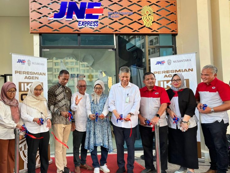 Jajaran manajemen JNE bersama perwakilan Otorita IKN meresmikan Sales Counter JNE pertama di Ibu Kota Nusantara, Rabu (27/8/2025).(Dok.Humas JNE)
