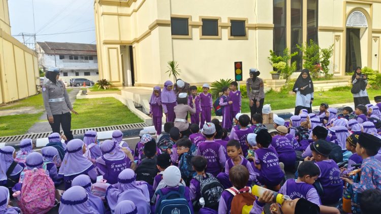 Siswa-siswi SD Nurul Ilmi Kota Jambi mengikuti edukasi tertib lalu lintas bersama Satlantas Polresta Jambi di halaman Mapolresta Jambi, Kamis (28/8/2025).(Dok.Nahar)