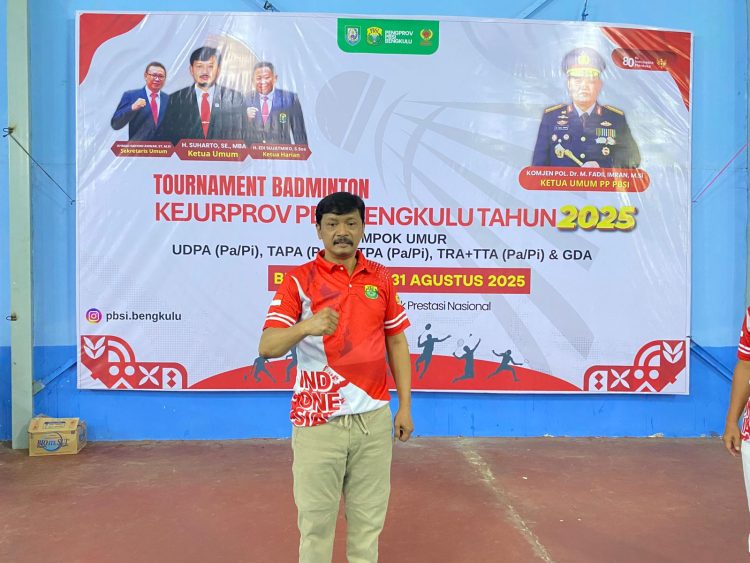 Ketum Pengprov PBSI Bengkulu, H. Suharto, S.E., M.B.A., berpoto usai pembukaan turnamen Kejurprov PBSI Bengkulu 2025 yang berlangsung 28–31 Agustus 2025 di Bengkulu. (Dok
Yola)