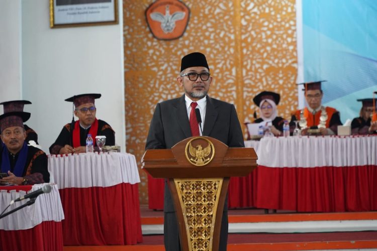 Sekda Provinsi Jambi, Dr. H. Sudirman, SH., MH., memberikan sambutan pada Wisuda ke-119 Universitas Jambi di Balairung Unja, Mendalo, Kabupaten Muaro Jambi, Kamis (28/8/2025). (Dok.Daus)
