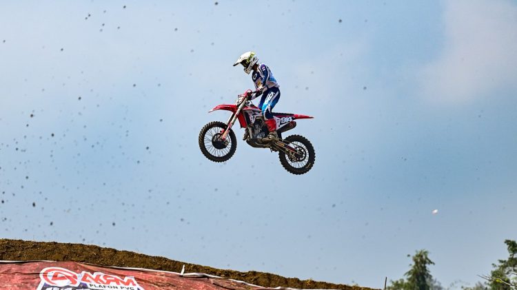 Aksi crosser Astra Honda Racing Team, Arsenio Algifari, saat melayang dengan motor CRF250R pada Kejurnas Motocross Indonesia 2025 seri kelima di Wonosobo, Jawa Tengah. (Dok.Sinsen)