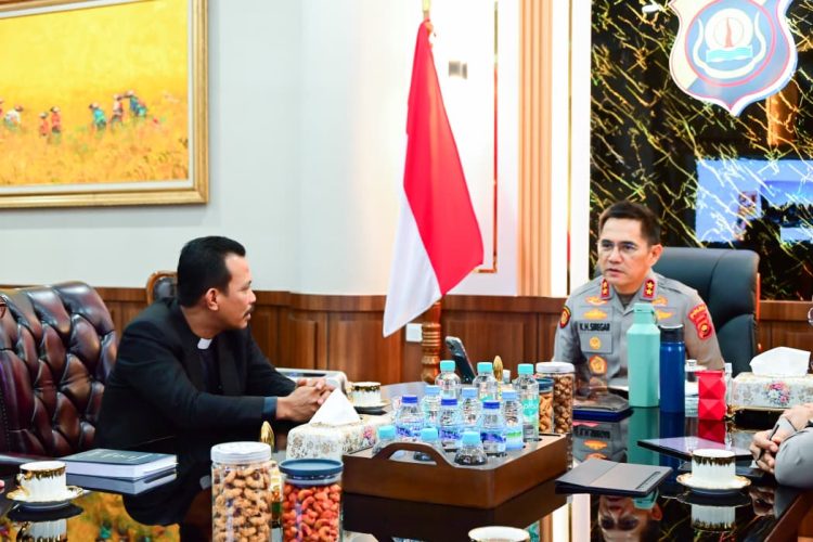 Kapolda Jambi Irjen Pol Krisno Halomoan Siregar menerima audiensi Praeses HKBP Distrik XXV Jambi, Pendeta Kamson R.A. Pasaribu, bersama jajaran di ruang kerjanya, Kamis (28/8/2025).(dok.Humas)