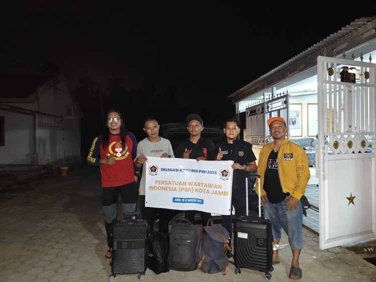 Delegasi PWI Kota Jambi berfoto bersama sebelum berangkat menuju Kongres PWI 2025 di Cikarang, Kamis (28/8/205) malam (Dok.Nahar)
