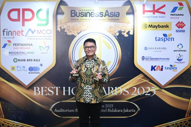 Direktur SDM dan Umum Jasa Raharja Rubi Handojo menerima dua penghargaan dalam ajang BEST HC Award 2025 di Jakarta Rabu (27/8/2025). (Dok.Humas JR)