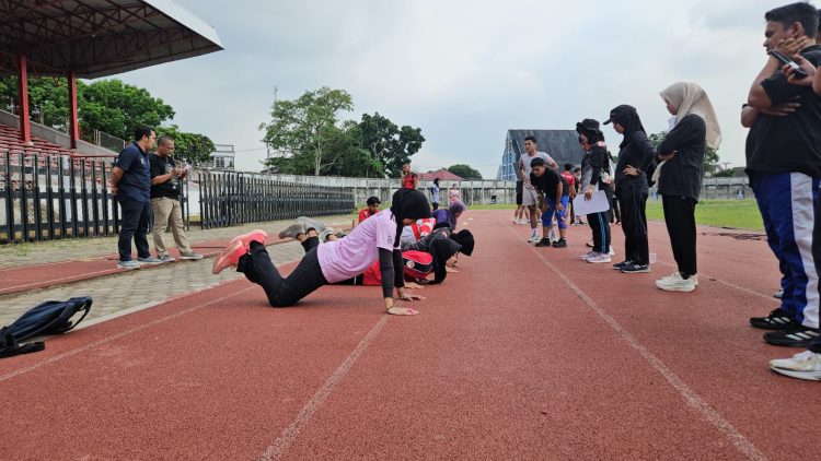 Sejumlah atlet Jambi menjalani tes fisik sebagai persiapan menuju PON Bela Diri 2025 di Stadion KONI Jambi.Jumat (29/8/2025).(Dok.Stepanus)