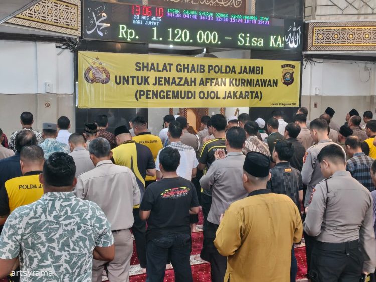 Jajaran Polda Jambi melaksanakan salat gaib di Masjid Al-Ikhlas Polda Jambi, Jumat (29/8/2025). (Dok.Nahar)