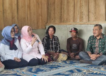 Bunda PAUD, Hesti Haris berdialog dengan masyarakat Desa Hajran saat kunjungan ke kawasan pemberdayaan Suku Anak Dalam di Kecamatan Bathin XXIV, Kabupaten Batang Hari, Jumat (29/8/2025).(Dok.Stepanus)