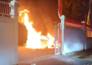 Kendaraan milik jurnalis terbakar saat aksi demo ricuh di Komplek Perkantoran Gubernuran Jambi, Sabtu (30/8/2025) dini hari. (Dok.Steapnus)