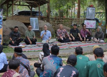 Ketua Dewan Komisioner OJK Mahendra Siregar bersama Menteri Kehutanan Raja Juli Antoni berdialog dengan masyarakat Kelompok Usaha Perhutanan Sosial (KUPS) di Tahura Wan Abdul Rachman, Pesawaran, Lampung, Jumat (29/8/2025). (Dok.Humas OJK)