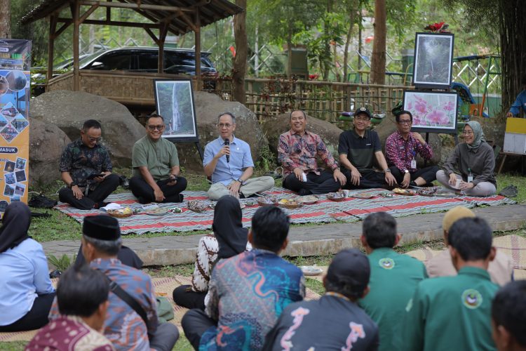 Ketua Dewan Komisioner OJK Mahendra Siregar bersama Menteri Kehutanan Raja Juli Antoni berdialog dengan masyarakat Kelompok Usaha Perhutanan Sosial (KUPS) di Tahura Wan Abdul Rachman, Pesawaran, Lampung, Jumat (29/8/2025). (Dok.Humas OJK)