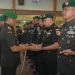 Danrem 042/Gapu Brigjen TNI Heri Purwanto menyerahkan tanda jabatan kepada pejabat baru dalam acara Sertijab pejabat utama dan komandan satuan Korem 042/Gapu di Jambi, Sabtu (30/8/2025). (Dok. Penrem 042/Gapu)