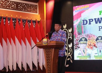 Wakil Gubernur Jambi Abdullah Sani menyampaikan sambutan pada pengukuhan DPW Perhiptani Provinsi Jambi Masa Bakti 2023–2028 di Auditorium Rumah Dinas Gubernur Jambi, Jumat (29/8/2025). (Dok.Erit - kominfo)