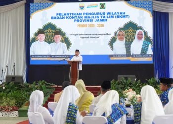 Gubernur Jambi Al Haris menyampaikan sambutan pada Pelantikan Pengurus Wilayah Badan Kontak Majelis Taklim (BKMT) Provinsi Jambi periode 2025–2030 di Ev Garden, Kota Jambi, Sabtu (30/8/2025). (Dok. Adi - Kominfo)