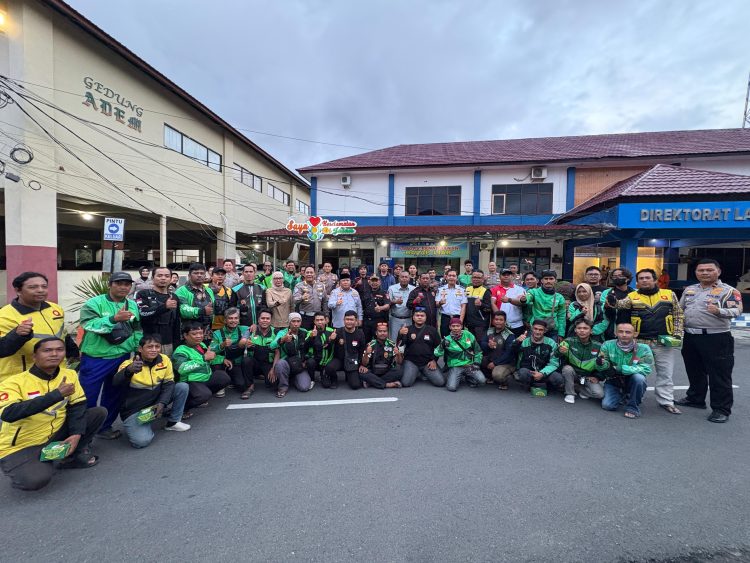 Direktur Lalu Lintas Polda Bengkulu, Kombes Pol. Deddy Nata, S.I.K., bersama komunitas motor, ojek online, media, dan stakeholder usai acara silaturahmi di Gedung Ditlantas Polda Bengkulu, Sabtu (30/8/2025). (Dok.Yola)