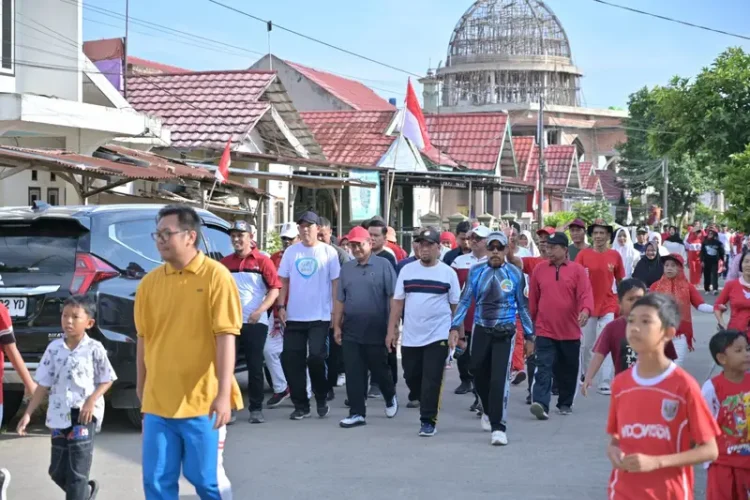 Wali Kota Jambi, Dr. H. Maulana, MKM, berjalan bersama warga dalam kegiatan Jalan Sehat Bahagia di Kelurahan Bakung Jaya, Kecamatan Paal Merah, Minggu (31/8/2025). (Dok. Stephanus)