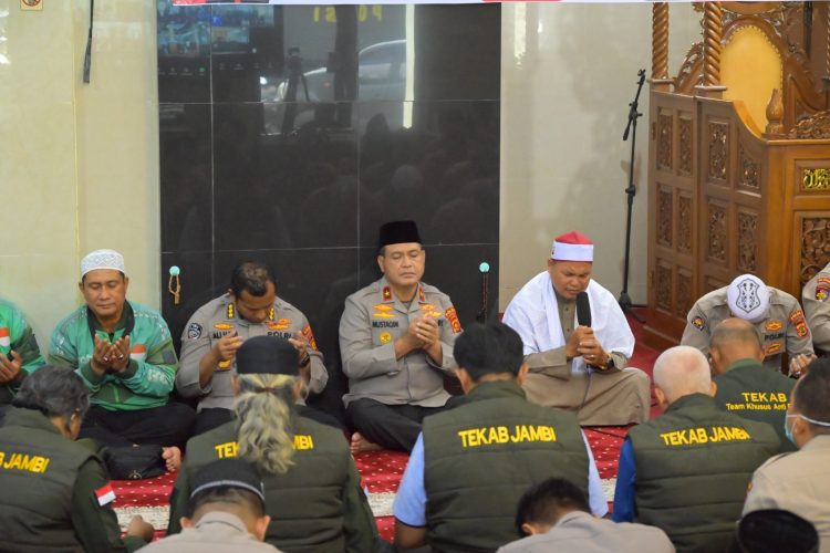 Wakapolda Jambi Brigjen Pol M. Mustaqim bersama personel Polda Jambi mengikuti doa dan salat hajat bersama di Masjid Al-Ikhlas Polda Jambi, Minggu (31/8/2025). (Dok.Nahar)