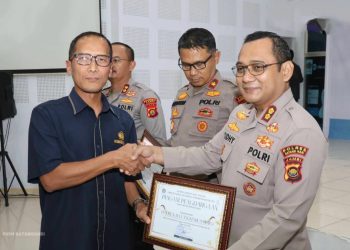 Kapolres Batanghari AKBP Handoyo Yudhy Santosa menerima piagam penghargaan dari KPPN Jambi atas capaian nilai IKPA sempurna pada Semester I Tahun 2025, Rabu (6/8/2025). (Dok. Humas)
